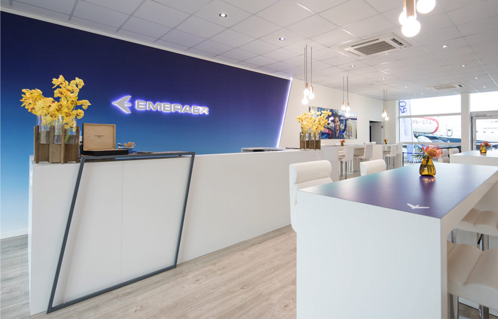 A successful pavilion lounge for Embraer with open lobby